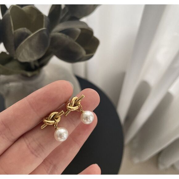 18K Gold-Plated Tied Knot Faux Pearl Stud Earrings Classic Elegant Jewelry Gift - Picture 4 of 4
